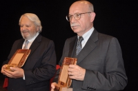 Da sinistra:  l'Ambasciatore Piero De Masi e l'Ambasciatore Roberto Toscano con il Premio "Salvador Allende"